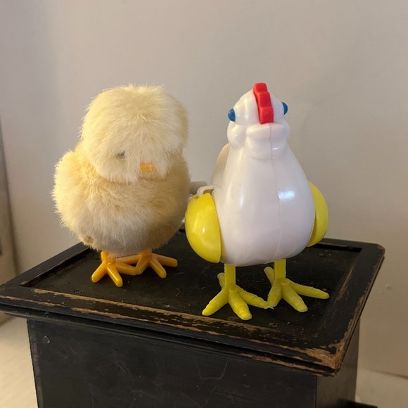 Wind-up Chick and Hen Laying Eggs - Picture 3 of 6